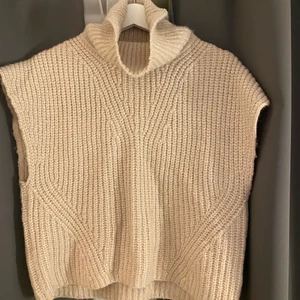 Väst från ginatricot  - Säljer nu min stickade väst från ginatricot med polokrage💗 Den är i strl XS och är knappt använd!