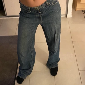 Jeans 27/30 weekday  - Säljer dessa coola weekday jeans. Dom är riktigt  baggy och svincoola! Köpta på weekday. Jag är 163cm💖skriv om ni vill ha fler bilder eller så💖