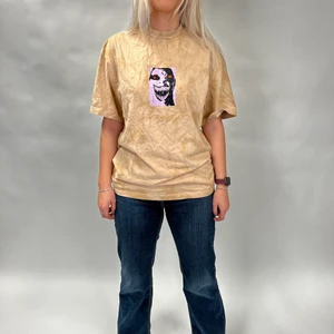 Weekday T-shirt  - Weekday T-shirt. Bra skick, storlek M. Stor i storleken 💕