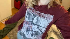 Tröja  - Vinröd Vintage tröja med tryck! Köpt på second hand, fraktkostnad tillkommer.