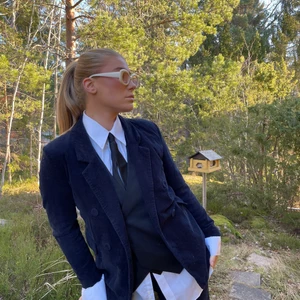 Corduroy kavajsset 🦋 - Drömigaste kostymsetet i marinblå som tyvärr är för litet för damen 😩😩 kavaj i strl M och byxorna i strl 40 ❄️