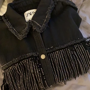 Jeansjacka  - Säljer en fin jeans jacka från zara i stolek xs-s, den är sparsamtanvänd men lite fläckar på ena sidan av jackan som ni ser på sista bilden, de går säkert att tvätta bort eller något💕