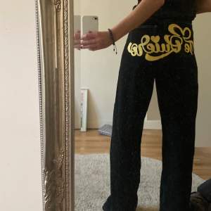 Svarta jeans med synliga sömmar och ”te quiero” skrivet på rumpan i gult 😍 finns inga lappar men skulle säga att dom är en M/ 38-40