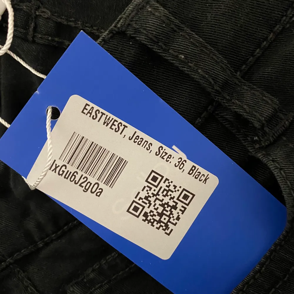super fina svarta jeans. Dessa är lågmidjade och är ganska långa, jag är 176 cm lång och de går ner till mina fötter. Dessa är köpta från sellpy och är tyvärr lite för små för mig i midjan. De ser nästan lite ut som tights i första bilden men det är jeans material. köparen står för frakt!💓. Farkut & Housut.