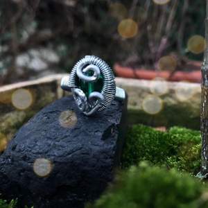 En gammaldags inspirerad ring i aluminium och pläterad ståltråd, samt glaspärla. Blir varken rosa eller grön på fingrarna dina! Valfri färg på pärla!💐