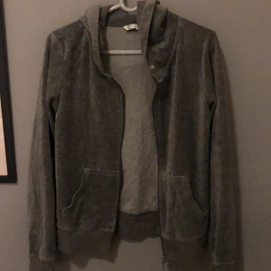 Cubus kofta - Mörkgrå kofta från Cubus. Strl M. Jättefin och skön men är för liten i armarna på mig. Köpt för 299, säljer för 100kr +frakt. Betalning sker via swish!🥰