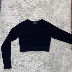 Aim’n crop top - • Size M. Svart ribbad crop top i nyskick. Endast testad. Ord pris 499 kr •