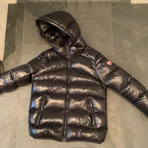 Colmar jacka - Lägger ut igen pga oseriös köpare. Colmar jacka. Köpt för ungefär 1 år sen. Vet inte storlek men den sitter såhär på mig och jag är ca 165. Pris kan diskuteras. Om många intresserade så blir det budgivning. Köparen står för frakt. Direkt pris: 1650. 