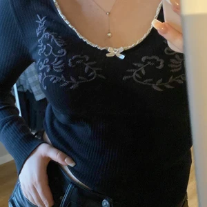 Odd molly tröja - Långärmad odd molly med broderi på bröstet(som tyvärr lossnat lite men inget märkvärdigt när den är på)🖤🖤stl 2