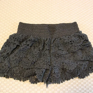 Svarta sommar shorts - Somriga svarta shorts som passar perfekt till en tur till stranden eller en härlig utekväll. Strl L, men den är mindre i strl så om du brukar köpa M passar de perfekt. 