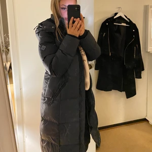 Gant jacka - En superfin gant jacka som är köpt för 1 år sedan. Den är köpt för 4500kr. Den är aldrig använd och i väldigt fint skick. Jag säljer den för 3000kr 