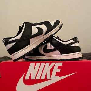 NIKE DUNK LOW RETRO  - Tja, säljer mina dunks eftersom jag inte längre använder dom… Köpte dom för ett tag sen och har använt dom till och från, skulle säga att cond på dom är 8/10 utöver att vänster skon har en liten crease… Box finns men inget kvitto tyvärr (pris kan diskuteras) Fundera inte på att fråga om det skulle vara något 