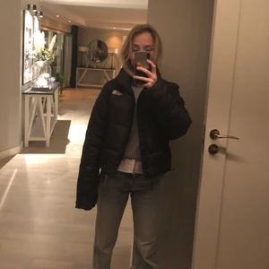 Northface jacka - Säljer min snygga northface jacka i storlek xs. Den har ett litet hål i ryggen men det är inget som syns i helhet, men därav lite billigare pris. Den är inköpt förra vintern och är i väldigt fint skick annars⭐️(kom privat för fler bilder)