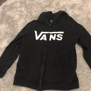 Hej jag säljer en tröja från vans  - Hej jag säljer en Tröja från vans med luva den är svart men den har ett hål i ena armen men går att sy ihop 
