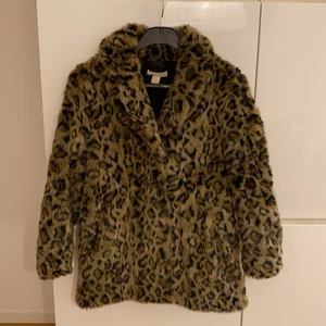 Pälsjacka från HM - Pälsjacka i leomönster från HM. 