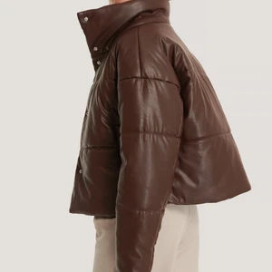 NAKD Vinterjacka - Brun vinterjacka från NAKD i fake skinn. Köptes förra vintern men är knappt använd ☺️.