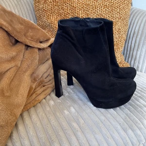 Rizzo oanvända mocka stövletter stl38  - Rizzo oanvända stövletter i svart mocka stl38 (kostade 2195kr). Passa på! Köp mina för endast 499kr!!