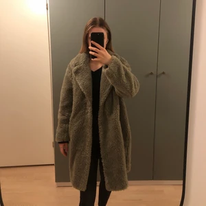 Teddy jacka  - Säljer min fina Teddy kappa från hm, pga att den inte kommer till användning. Inprincip oanvänd, fint skick 