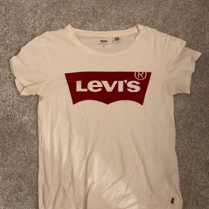 Levis tshirt - Snygg tisha som passar till det mesta✨