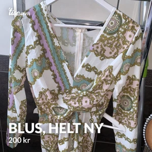 Blus, helt ny  - Super vacker blus från Boohoo storlek 38. Aldrig använd 