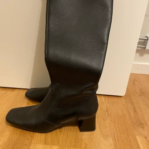 Stövlar från Mango - Ett par svarta stövlar i äkta skinn som slutar strax under knät från mango i stl 36. Använda 1 gång. Nypris 1600