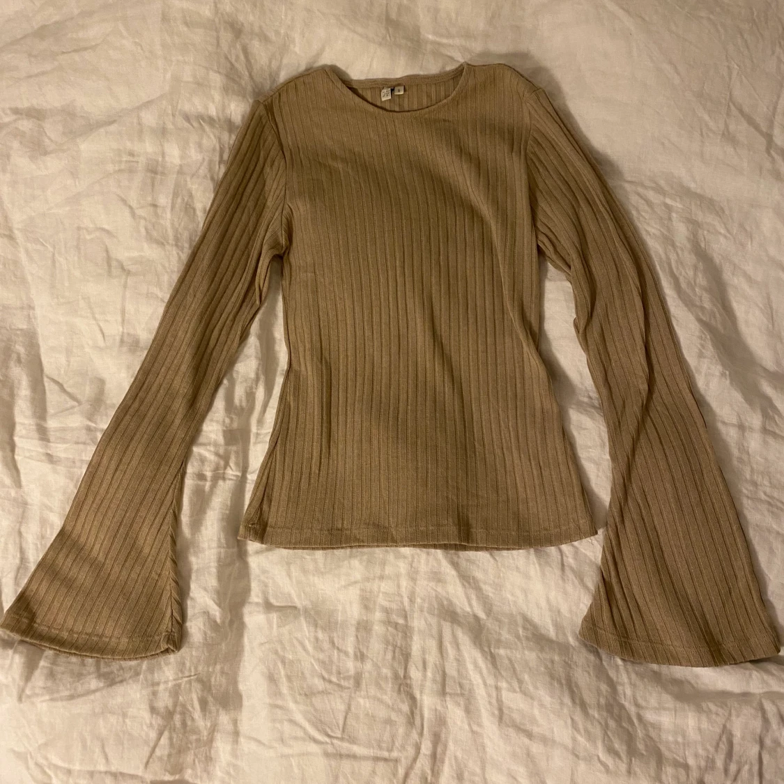 Ribbad topp med trumpetärmar