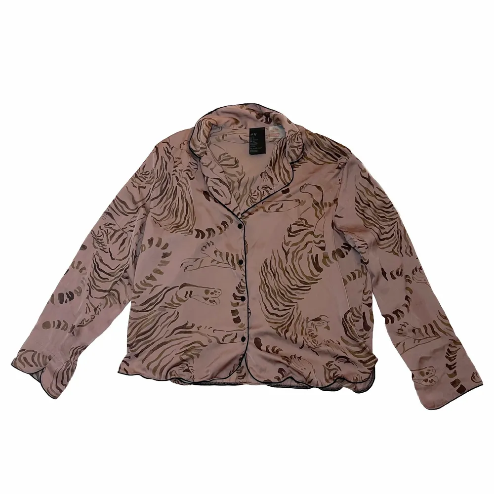 Mönstrad skjorta från hm i väldigt mjukt material och rosa färg med tryck på😍💓. Blusar.