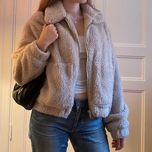Beige teddy-jacka strl. M - Jättemysig teddyjacka från Urban Outfitters. Jackan är i storlek M men passar även större och mindre storlekar beroende på vilken slags passform man föredrar! 💕