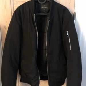 Varm bomberjacka  - En varm bomberjacka som funkar till vintern men framförallt till hösten. Storlek S men passar mig som har M och L ibland. Nypris 600kr.
