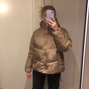 Puffer jacket😍 - Säljer min assnygga ljusbruna puff jackan från new look i storlek M. Köptes förra vintern och är använd fåtal gånger. Den är i nyskick❤️