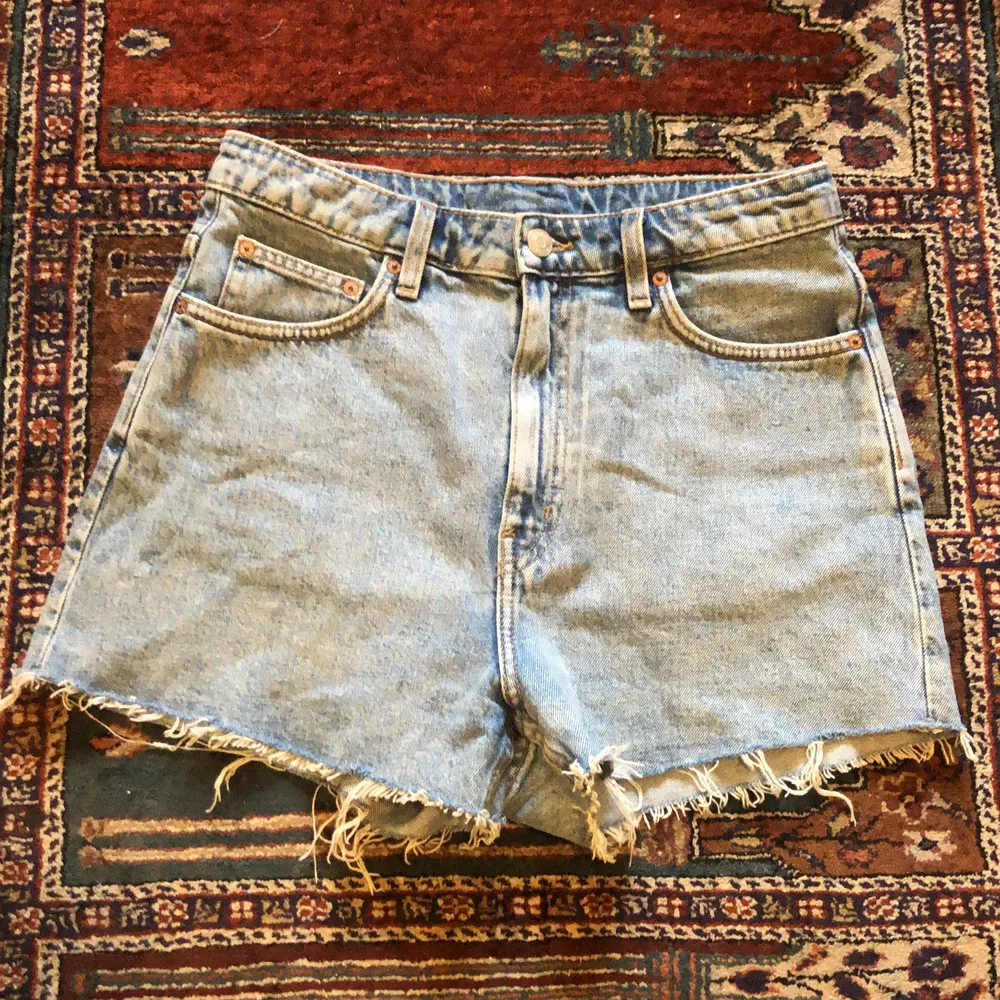 Simpla o snygga jeans shorts från weekday! Funkar med allt och är verkligen ett användbart plagg. Använda en gång sen de köptes pga dom va för små:((. Shorts.