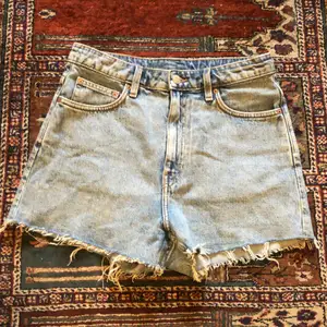 Simpla o snygga jeans shorts från weekday! Funkar med allt och är verkligen ett användbart plagg. Använda en gång sen de köptes pga dom va för små:((