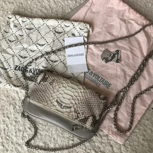 Zadig & Voltaire väska  - Zadig & Voltaire väska i ormskinn. Så otroligt snygg och häftig. Man får även med ett extra band som är kort och tjockt. Dustbags kommer med. 