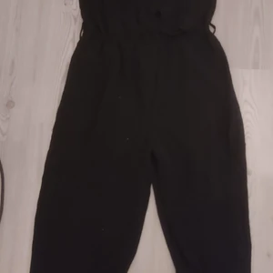 Jumpsiut i svart - Hallå hallå! Säljer denna fina jumsiut då den inte längre används. Har använt den en gång den är från zalando och ör i jätte fint skick. Är i stolek 42💞🤩