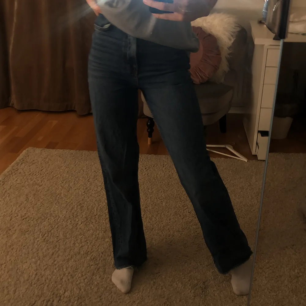 Mörkblå jeans från Zara! Säljer pga att de är för stora för mig:/ Aldrig Använda!💙. Jeans & Byxor.