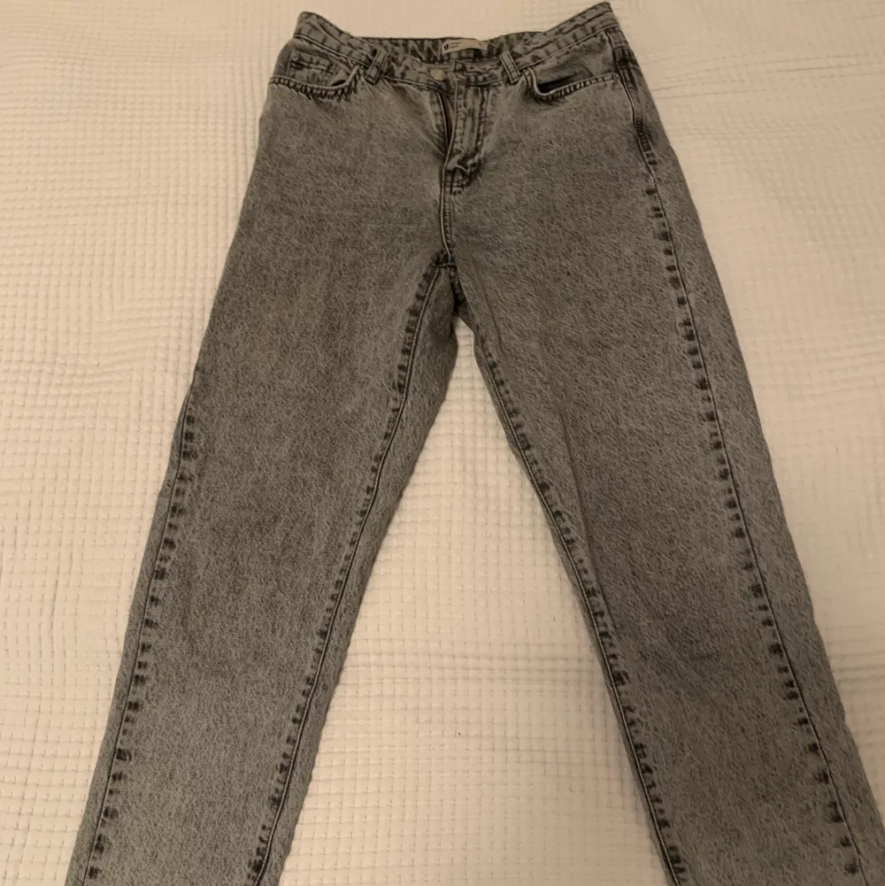 Mom jeans som sitter som ett smäck och väldigt rejält matrial. Har växt ur de men de är fortfarande i bra skick. Jeans & Byxor.