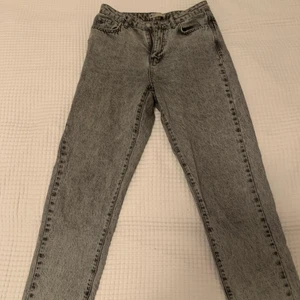 Gråa momjeans från Gina tricot - Mom jeans som sitter som ett smäck och väldigt rejält matrial. Har växt ur de men de är fortfarande i bra skick