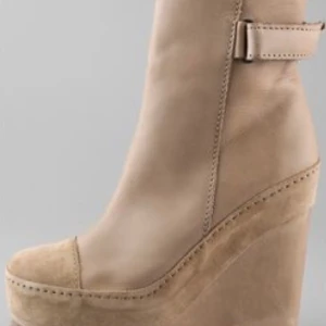 SÄKER!!! Acne Studios Hero stövletter! - Vill köpa dessa skor  stl 38 i svart eller beige! Har du dessa du vill bli av med🤗💕 