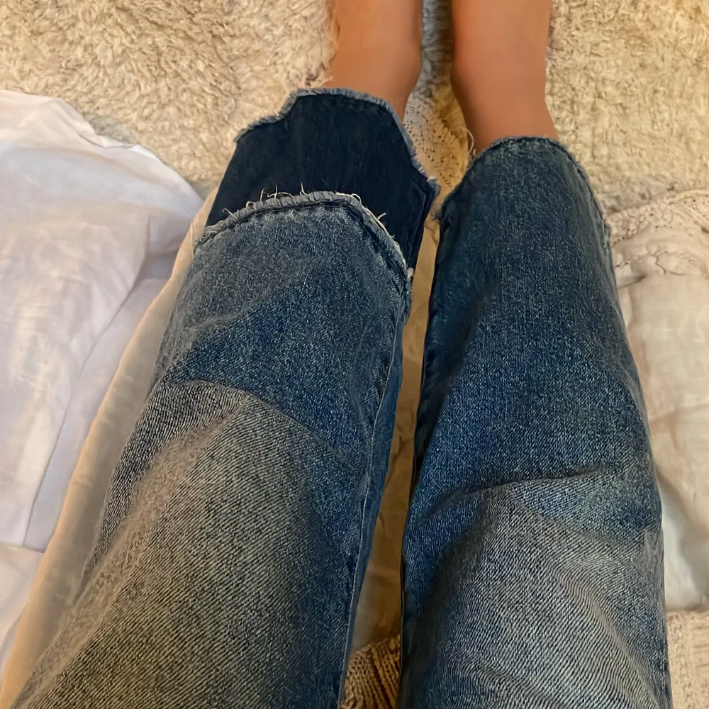 Snygga jeans från HM, kort modellen, jag är 166cm. Modellen heter: Straight cropped high waist! Storlek 26, motsvara S💘💘. Jeans & Byxor.