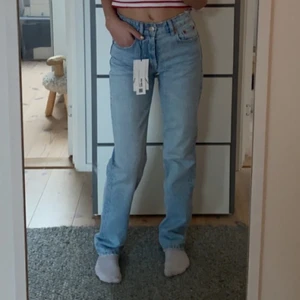 Mid rise jeans zara - Mid rise jeans från Zara😝💕 I storlek 34🎸🤩 Skriv vid intresse elr frågor🎸💘