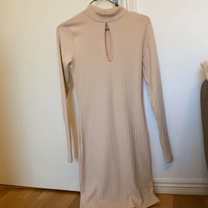 Puderrosa klänning - Använd 2 gånger, fin puder rosa klänning. Formar kroppar snyggt.