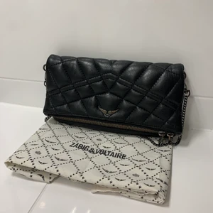 Zadig & Voltaire väska  - Säljer min jättecoola Zadig & Voltaire väska pga att den inte kommer till användning. Bra skick! Inga slitningar förutom att kedjan har tappat lite färg på vissa ställen. Går inte att köpa längre. Dustbag tillkommer! Betalning sker via swish. 