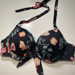 Bikiniöverdel pushup - Aldrig använd blommig bikinitopp från HM! Superpushup med mycket vaddering, helt oanvänd och prövad på en gång. Storlek 80B, kan fylla ut större storlekar utan problem. Frakt tillkommer 😊