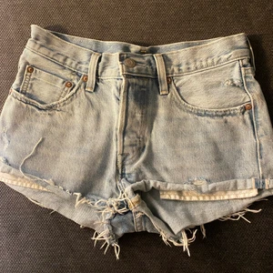 Levi’s shorts - Använts några gånger. Väldigt snygga tyvärr har dem blivit för stora för mig därav att jag säljer dem. Väldigt stor till storlek skulle räkna denna som en M