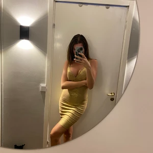 Guldklänning  - Storlek S/XS 