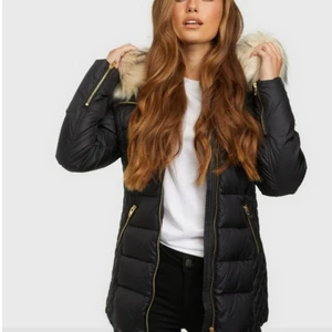 Rockandblue jacka Eve - Rockandblue jacka som endast har används ett fåtal gånger förra vintern. Inga fel. Jackan har avtagbar fusk päls och och en figursydd form. Det finns 2 innerfickor i samma storlek som en mobil. Köpt för 4000 kr