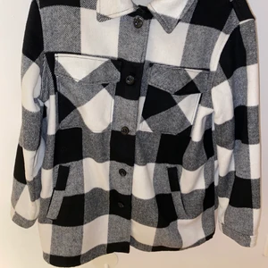 Skjortjacka - En rutig skortjacka som är superfin och passar perfekt men som tyvärr inte kommer till användning. Köpt för 400kr och jag säljer för 120kr. Storlek S 