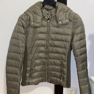 Zara jacka - Dunjacka från zara som jag inte använder längre. Stretch på sidorna! Köparen står för frakten🥰