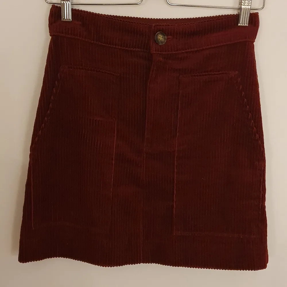 En härligt vinröd kjol i Manchester, ursprungligen från H&M. Använd 1 gång, nyskick.. Kjolar.