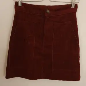 En härligt vinröd kjol i Manchester, ursprungligen från H&M. Använd 1 gång, nyskick.